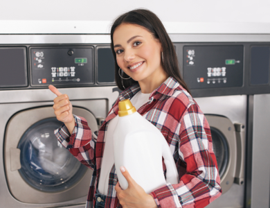 Woman Doing Laundry At Laundromat 600X400